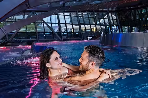 Pareja bañándose en el Access Premium de Caldea