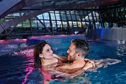 Pareja bañándose en el Access Premium de Caldea