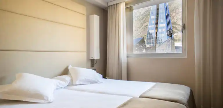 Habitación twin con vistas a Caldea Hotel Mola Park