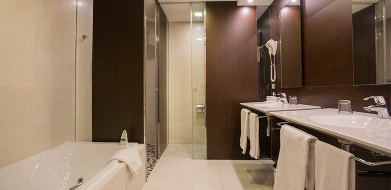 Baño habitación Junior suite Hotel Yomo Mola Park