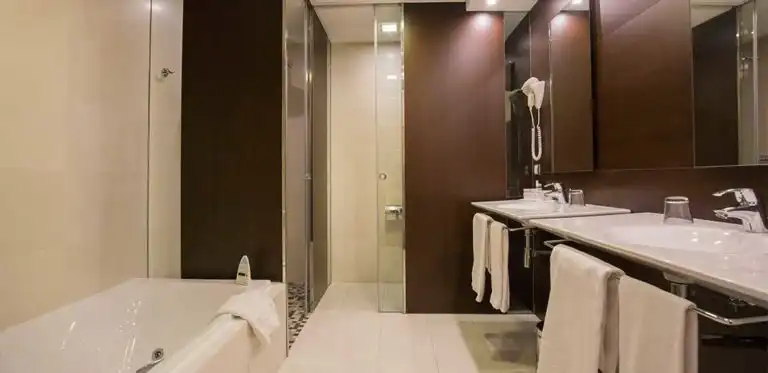 Baño habitación Junior suite Hotel Yomo Mola Park