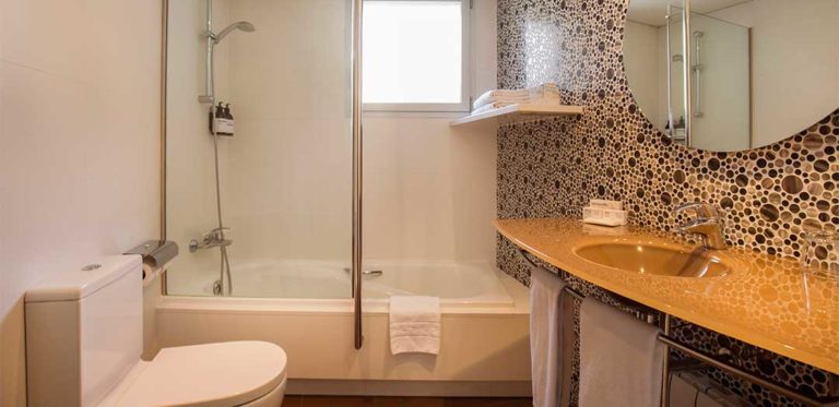 Baño habitación estándar Mola Park Andorra
