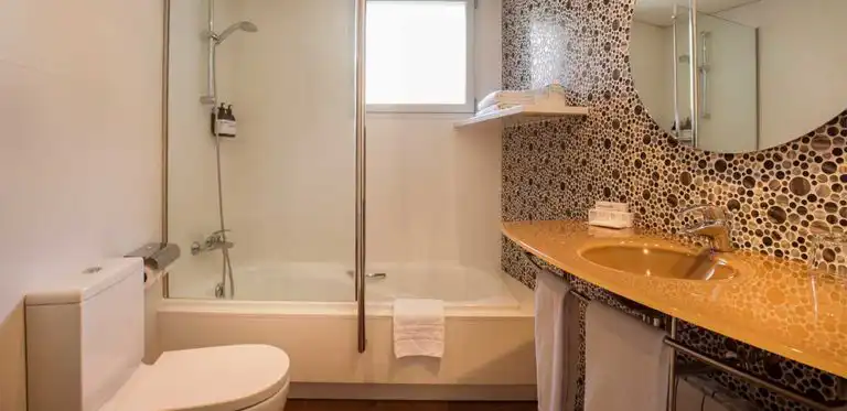 Baño habitación estándar Mola Park Andorra
