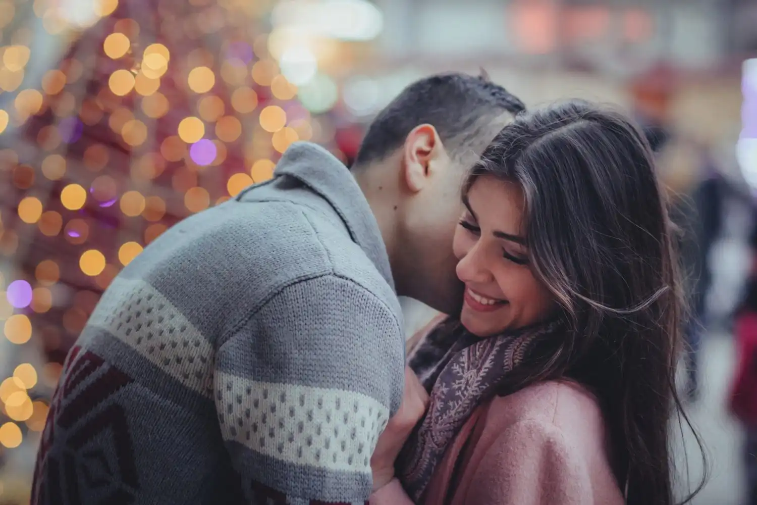 Pareja enamorada disfrutando de la experiencia escapada Romántica en Yomo Hotels
