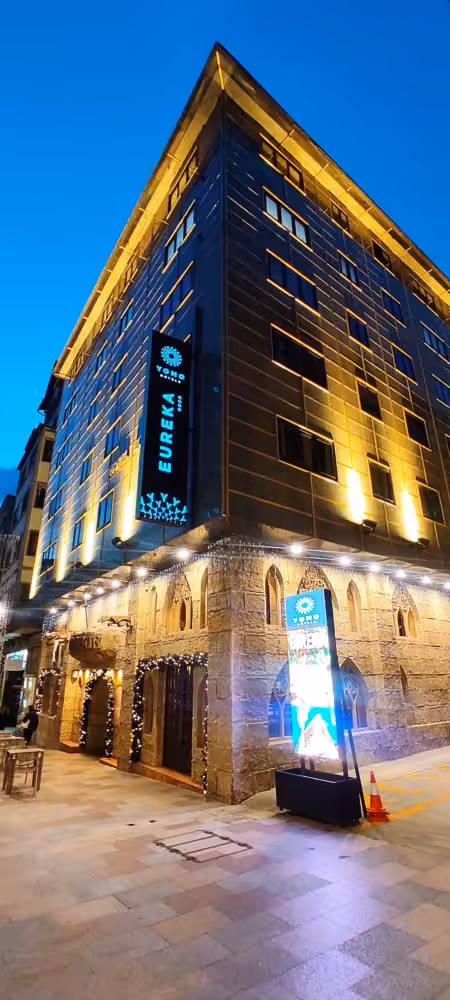 Hotel Yomo Eureka noche