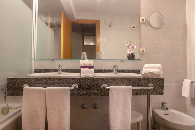 Baño habitación triple Hotel Eureka Yomo Andorra