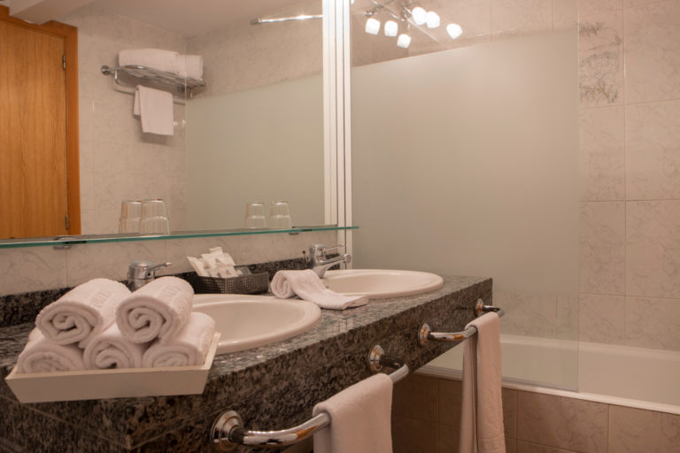 Baño habitación deluxe Hotel Yomo Eureka