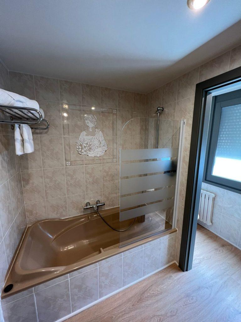 Baño Deluxe Matrimonial Yomo Imperial