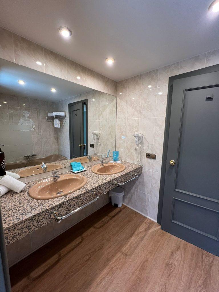 Baño Deluxe Matrimonial Yomo Imperial