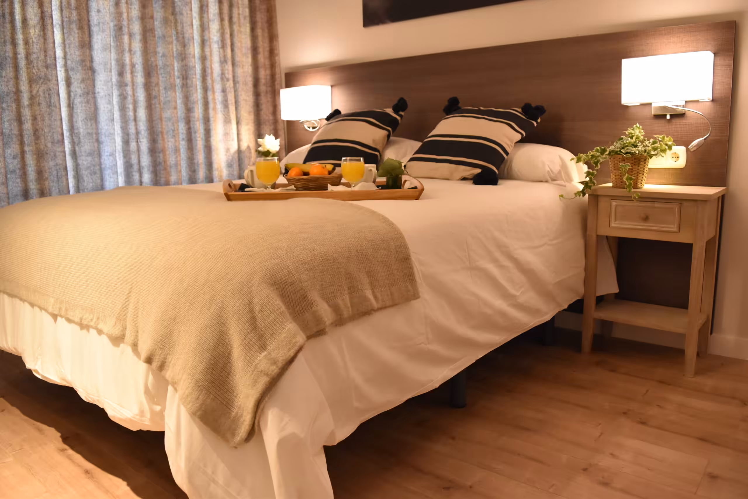 Cama de matrimonio con desayuno en la habitación