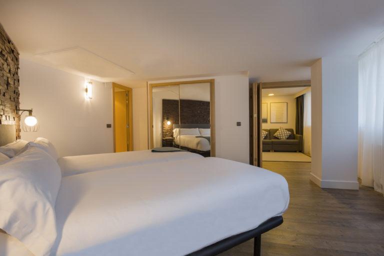 Yomo Centric Junior Suite