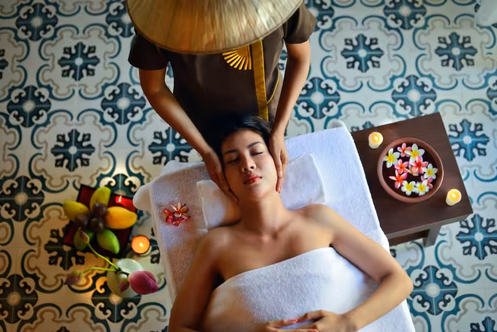 Mujer recibiendo masaje facial asiático en Yomo Hoteles