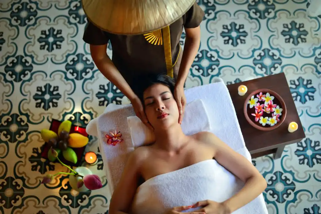 Mujer recibiendo masaje facial asiático en Yomo Hoteles