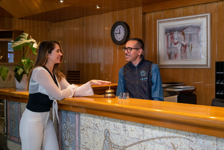 Cliente hablando con recepcionista Hotel Yomo Imperial