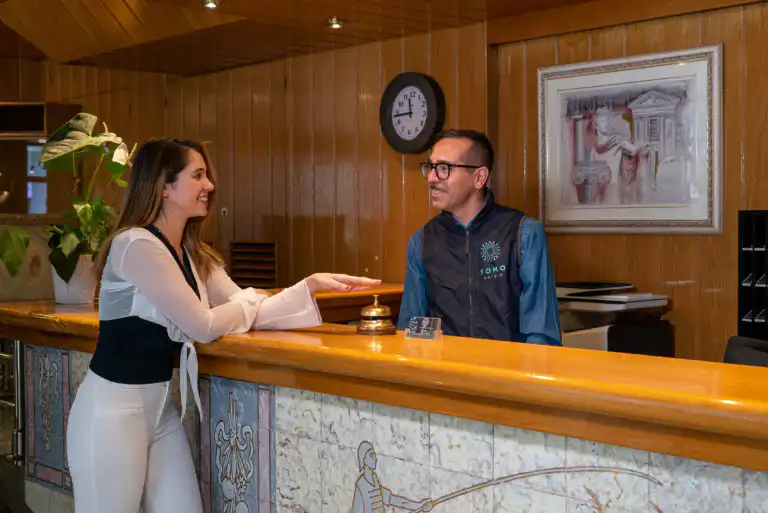 Cliente hablando con recepcionista Hotel Yomo Imperial