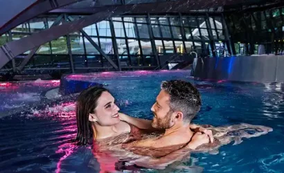 Pareja bañándose en el Access Premium de Caldea