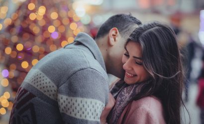 Pareja enamorada disfrutando de la experiencia escapada Romántica en Yomo Hotels