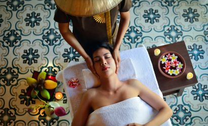 Mujer recibiendo masaje facial asiático en Yomo Hoteles